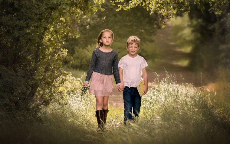 Старшая сестра и младший брат