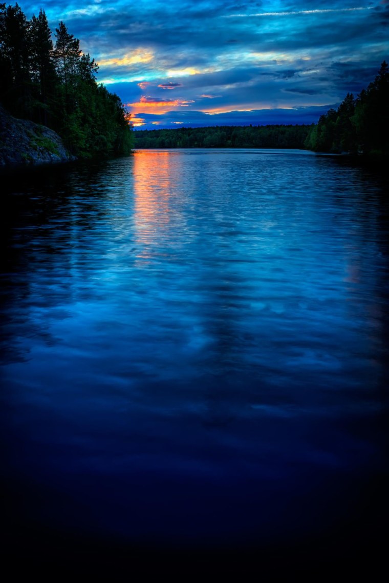 Берег озера ночью