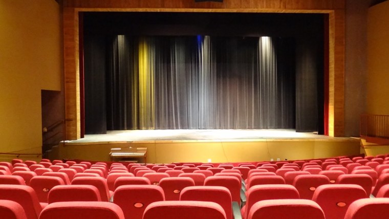 Театральный занавес