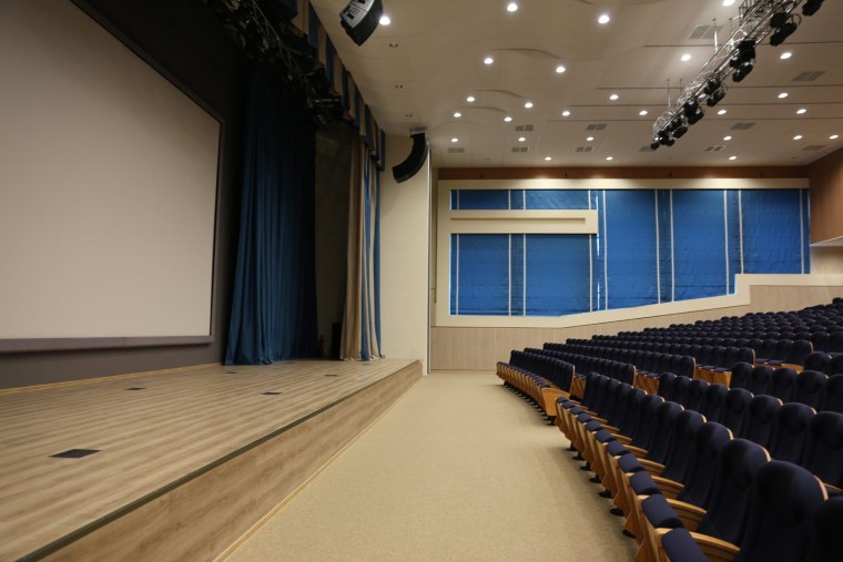 Зал со сценой