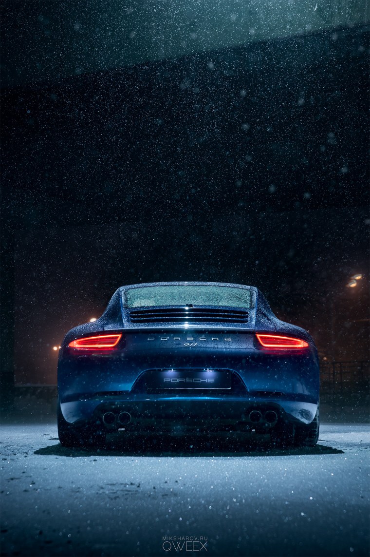 Машина на темном фоне