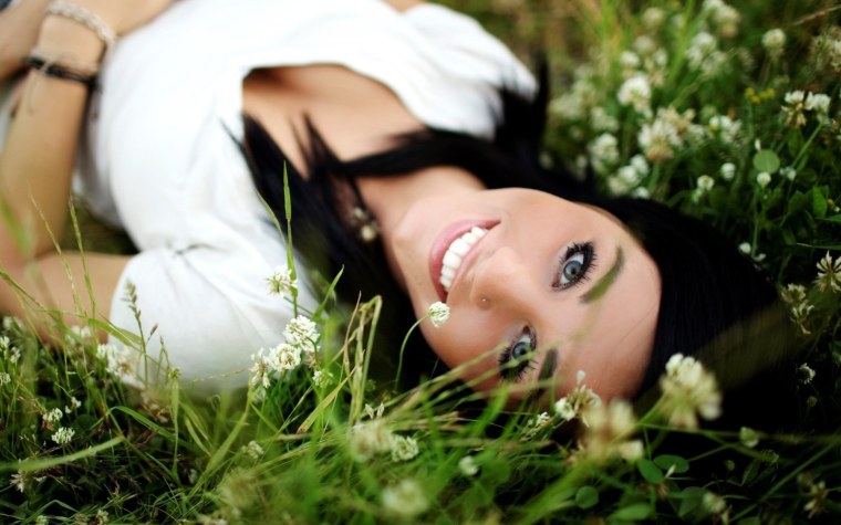 Девушка с желтыми цветами