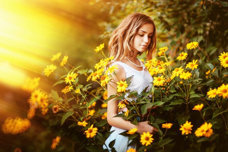 Девушка сидит на траве