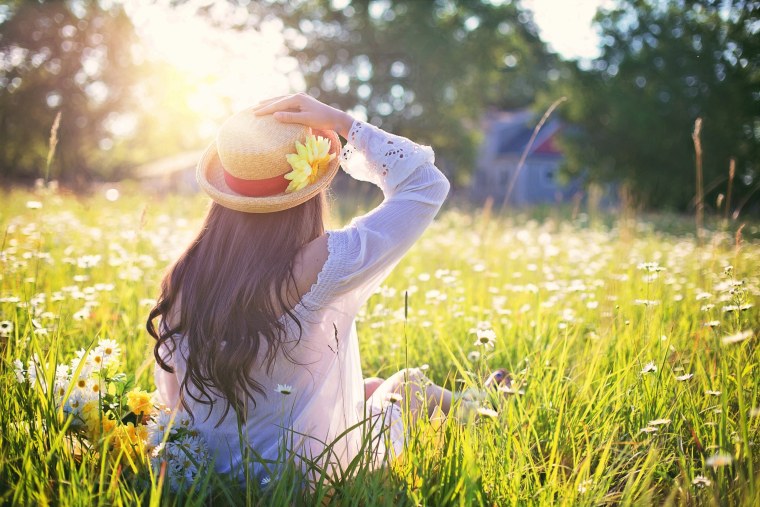 Девушка на природе со спины