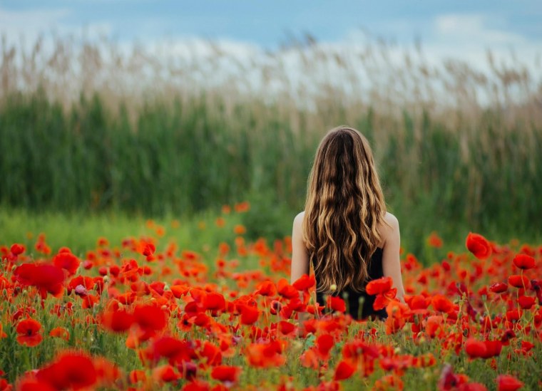 Задумчивая девушка на природе