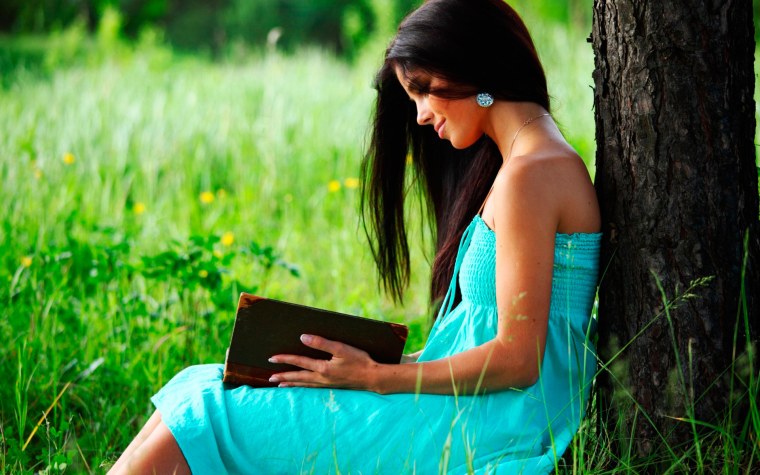 Женщина в длинном платье