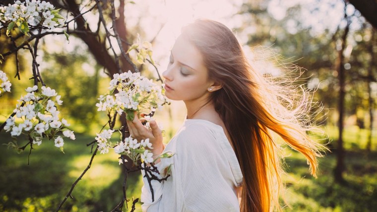 Девушка с лавандой в волосах