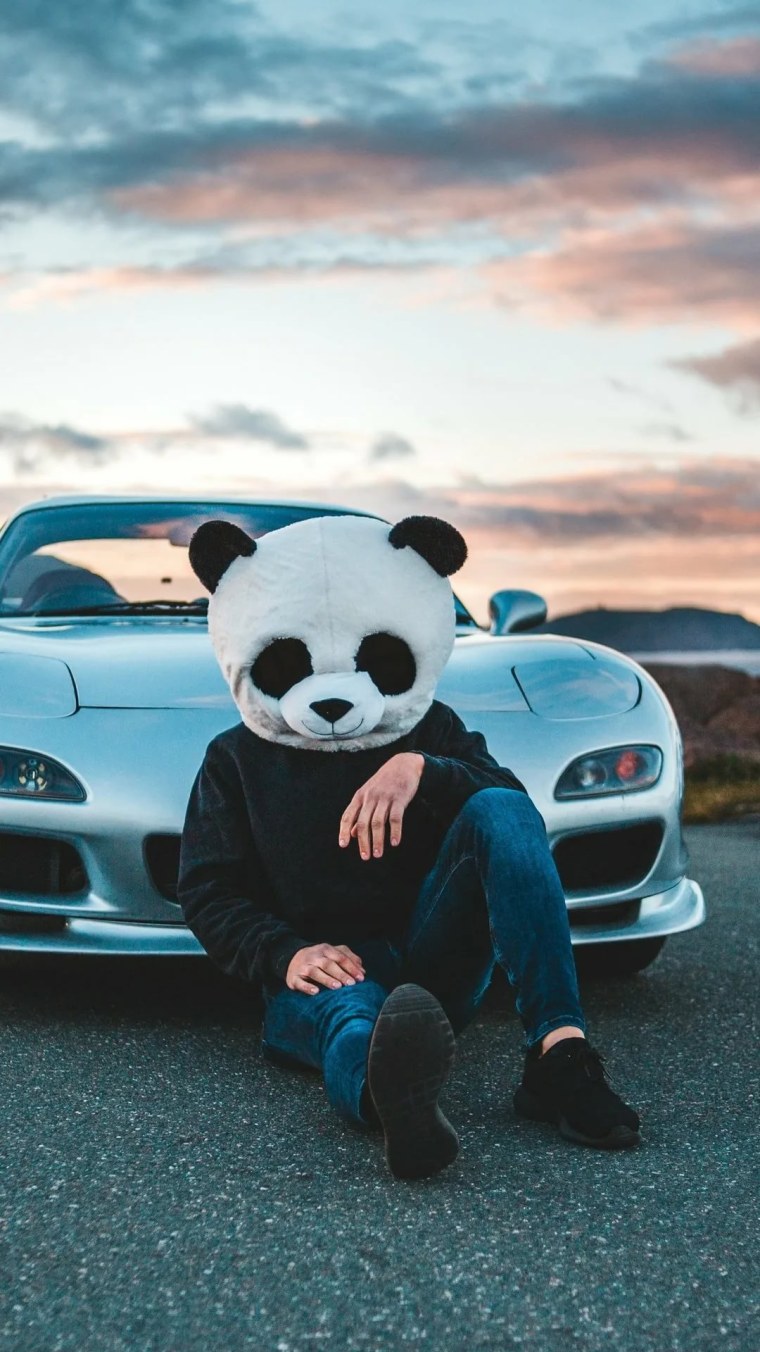 Арт мальчик у витрины с автомобилем