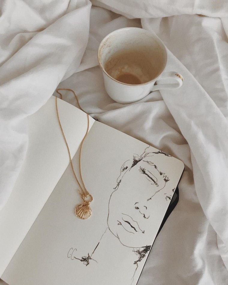 Эстетика в бежевых тонах и украшений