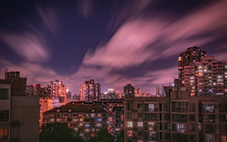 Розовый закат в городе