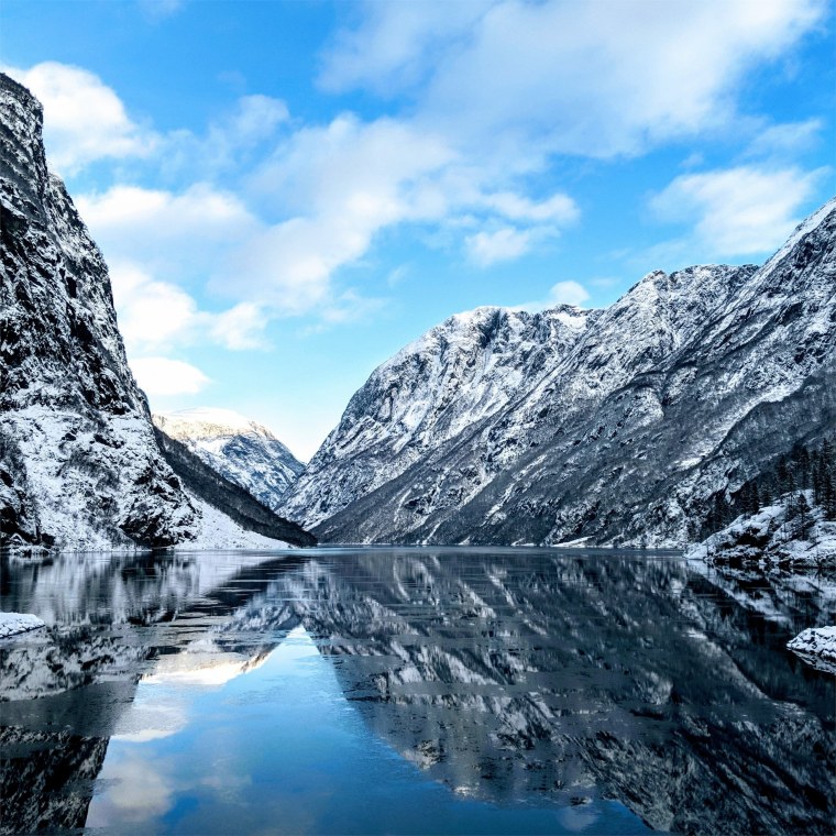 Фьорды Норвегии снег