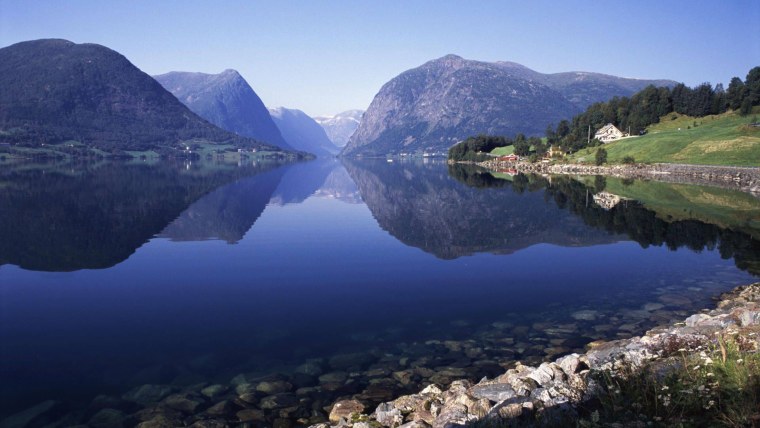 Озеро в Норвегии Фьорд