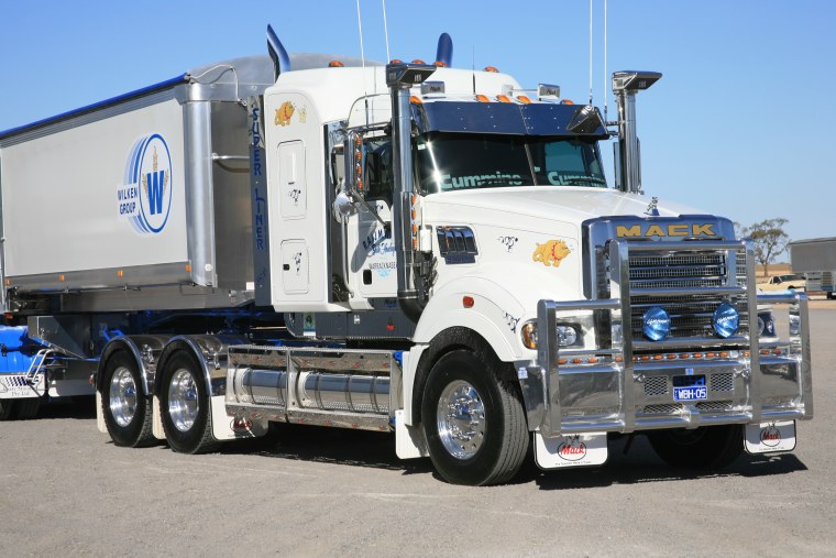 Тягач фура Mack Trucks