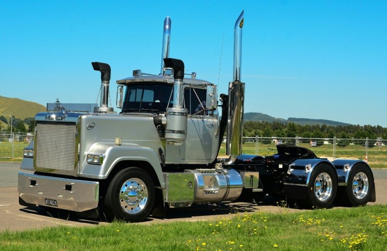 Mack Trucks. Тягач