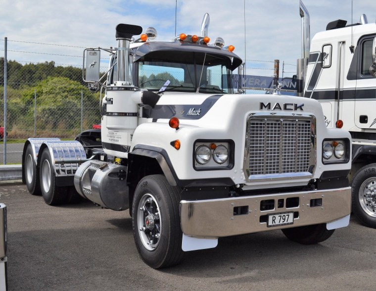 Самосвал Mack r6855st