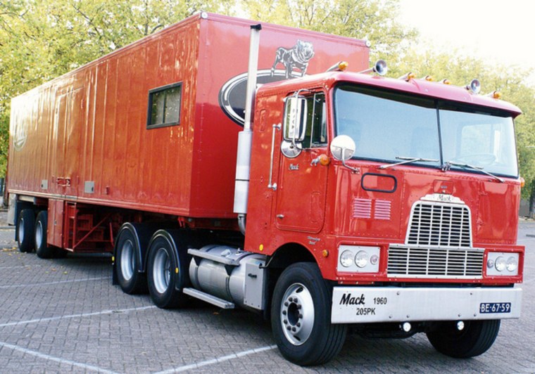 Американский грузовик Mack