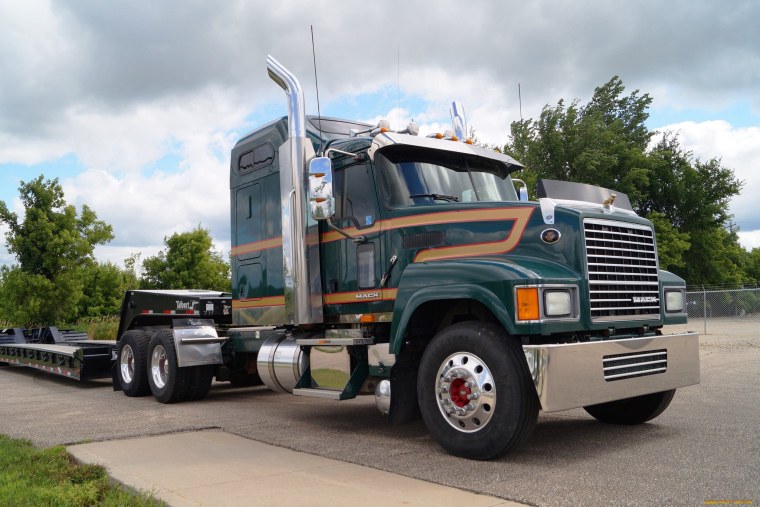 Американский самосвал Mack