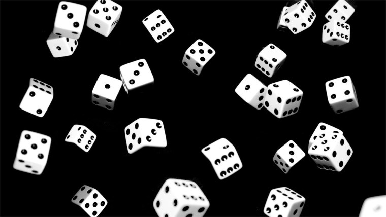 Игральные кости на белом фоне