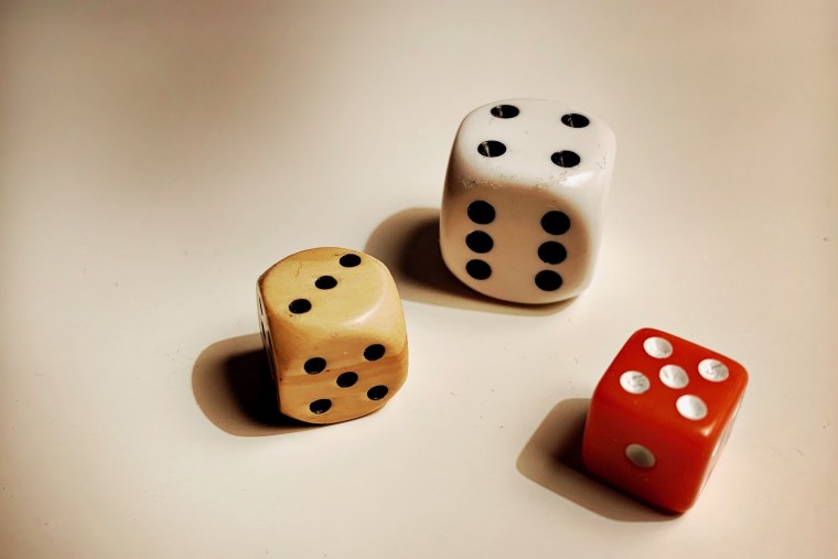 Игральные кости на черном фоне