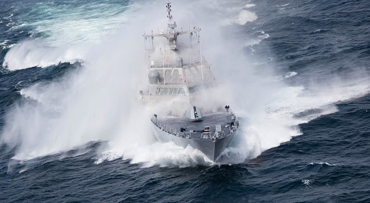 Военный корабль в шторм