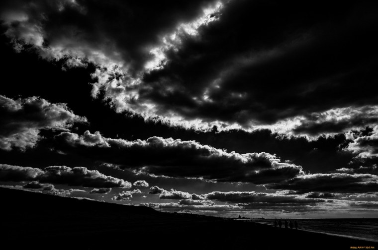 Темное небо с тучами