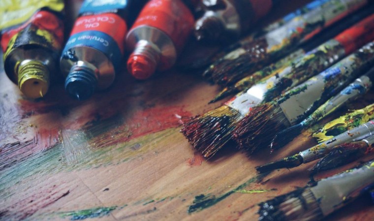 Девушка с мольбертом на природе