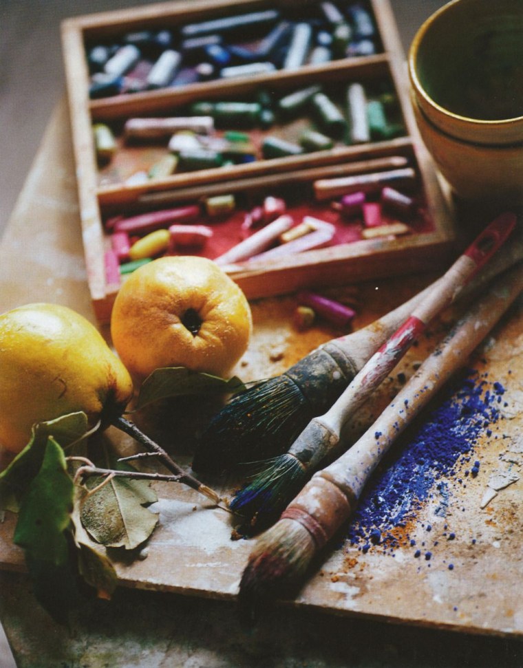 Палитра с красками и кистями