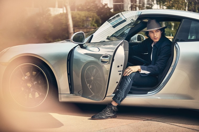 Фотосессия парня с машиной