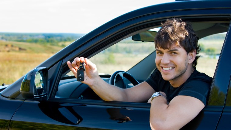 Мужчина в дорогой машине