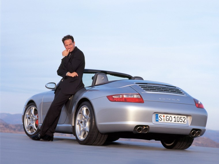 Крутой парень на машине