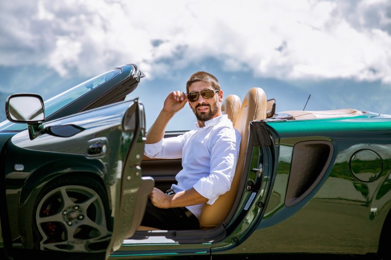 Мужик возле машины