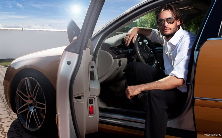 Человек около машины