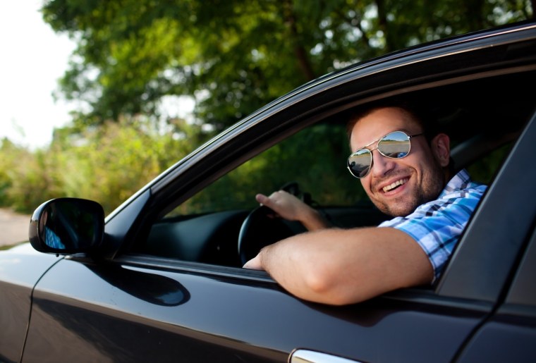 Человек рядом с машиной