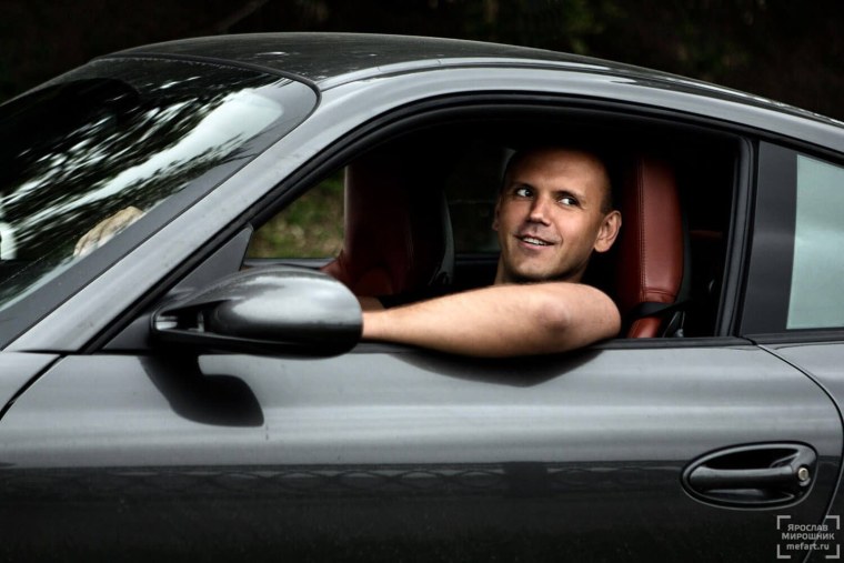 Мужчина в машине