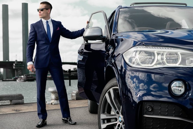 Выглядывает из машины