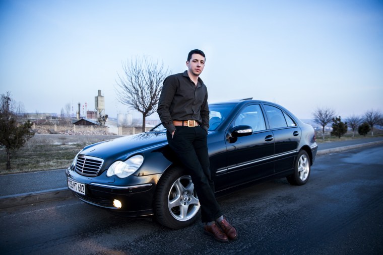 Мужчина в дорогой машине