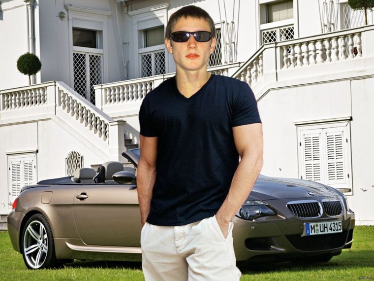 Успешный мужчина за рулем