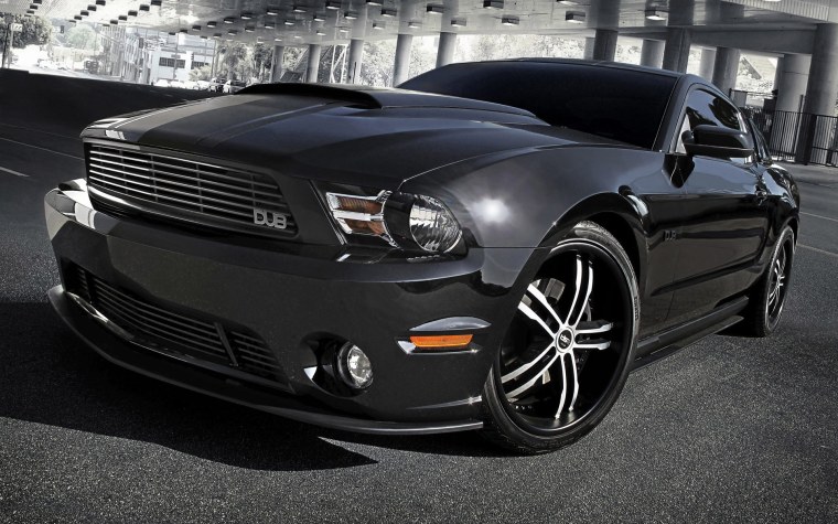 Форд Мустанг черный тюнингованный