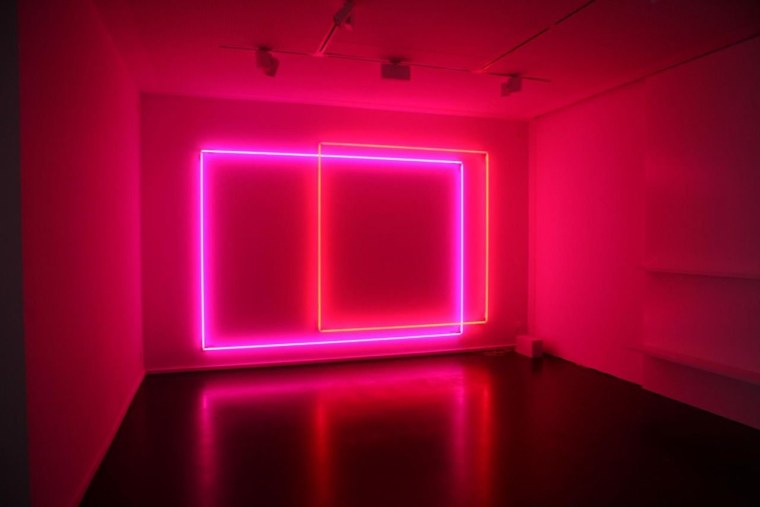 Неоновый розовый