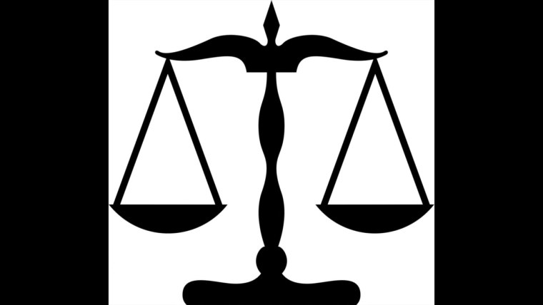 Статуэтка на черном фоне