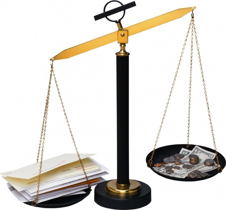 Весы правосудия на голубом фоне