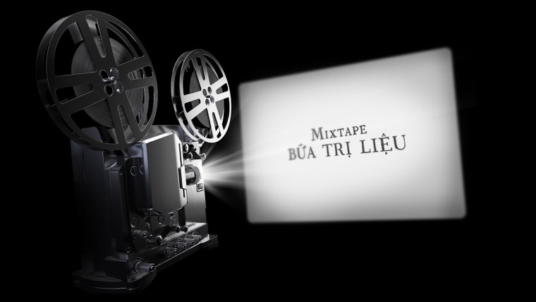 Старый кинопроектор с экраном