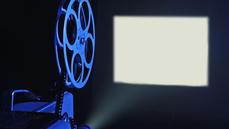 Старый кинопроектор с экраном