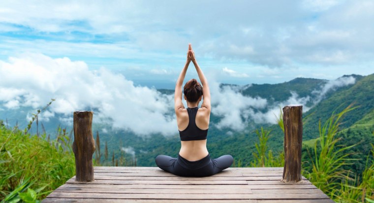 Йога на фоне природы