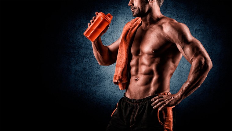 Спортсмен на темном фоне