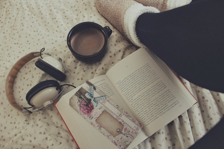 Книга и наушники