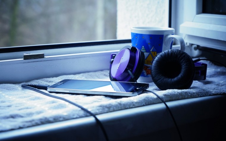 Чашка кофе у окна