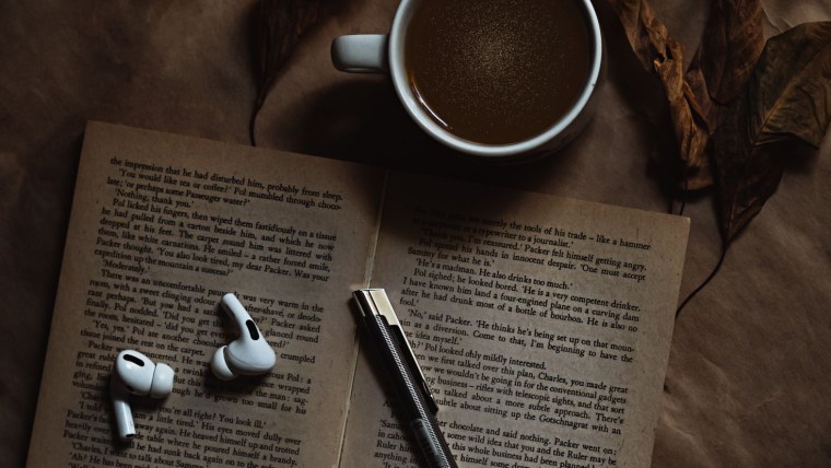 Наушники и книжка Эстетика