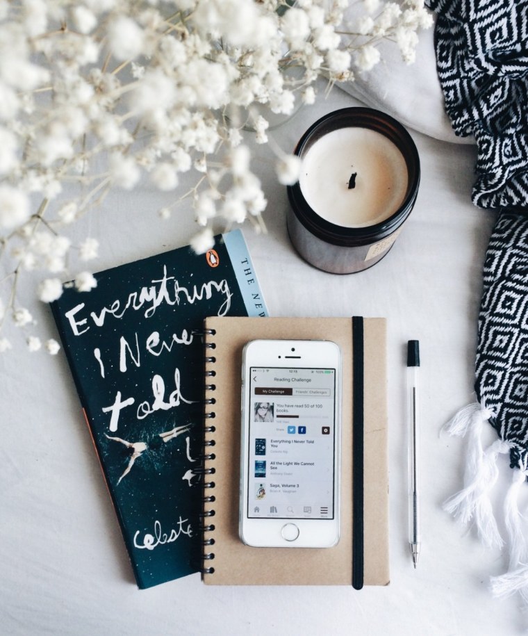 Телефон и наушники на столе