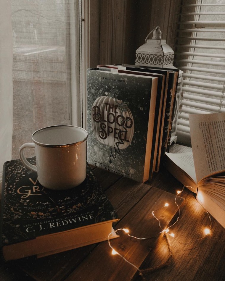 Книга и наушники